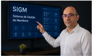 William Lima apresentando o SIGM em tela digital, representando tecnologia para organização de igrejas.